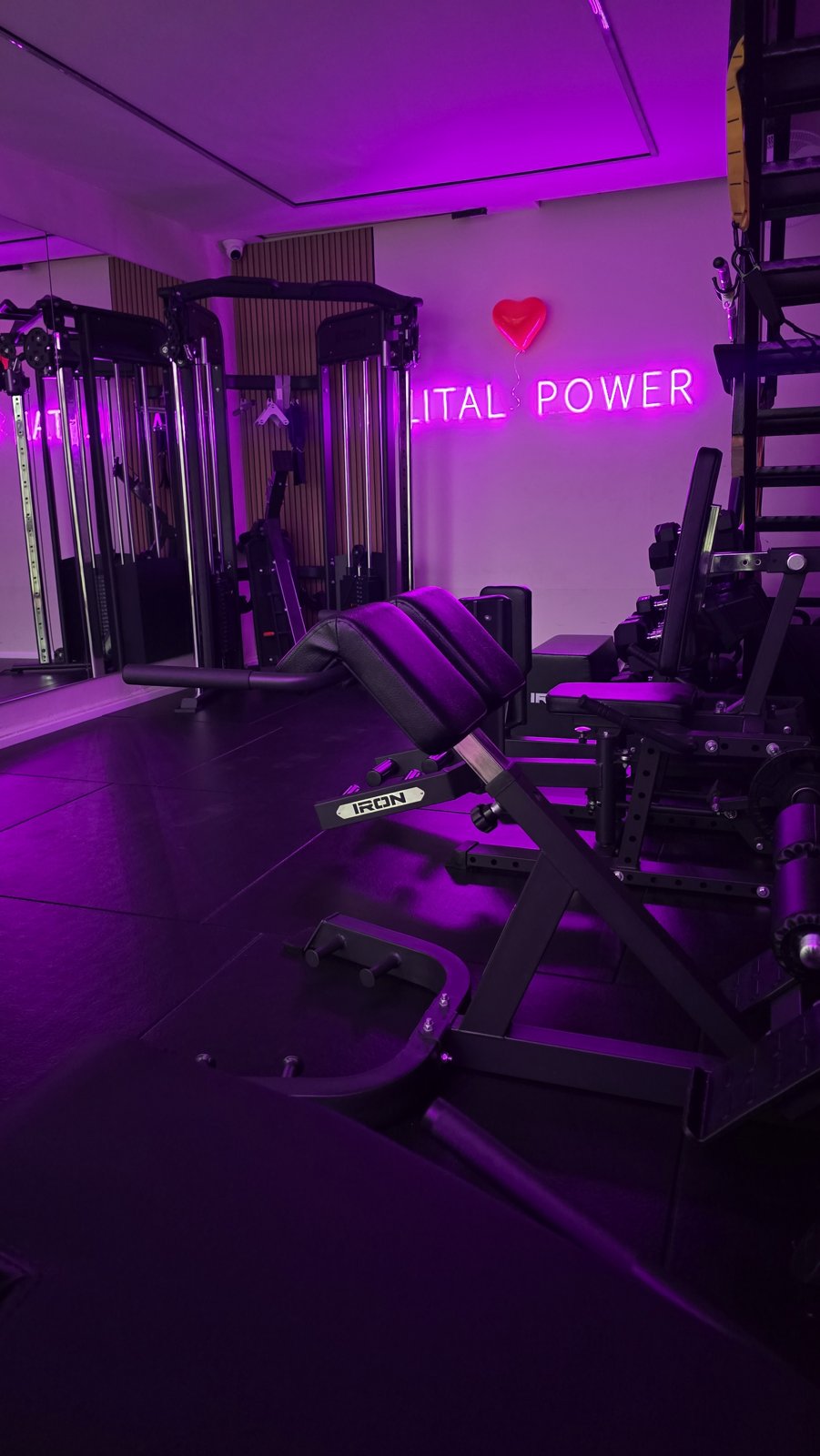 פינת האימונים עם שילוט הניאון LITAL POWER